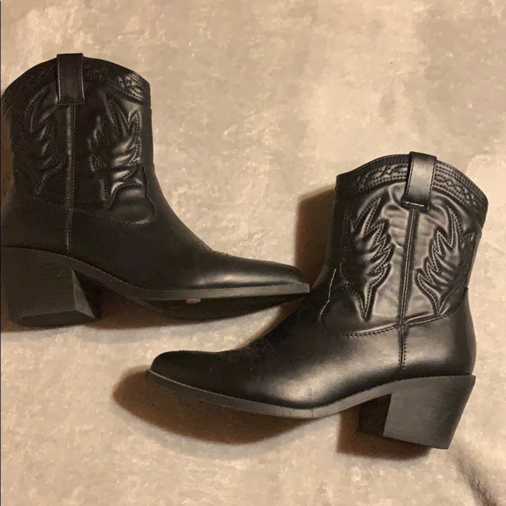 Black cowgirl boots